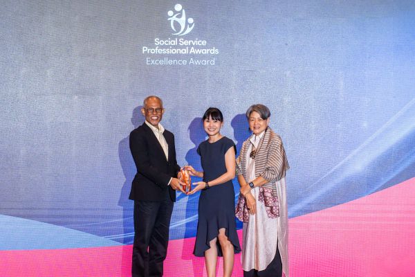 Celebrating Excellence: Lasting Impact of a Community Therapist – Pauline Koh 1 Pauline receiving the Sector Awards for Social Service Professionals - Excellence Award from Minister Masagos Zulkifli and Ms Anita Fam