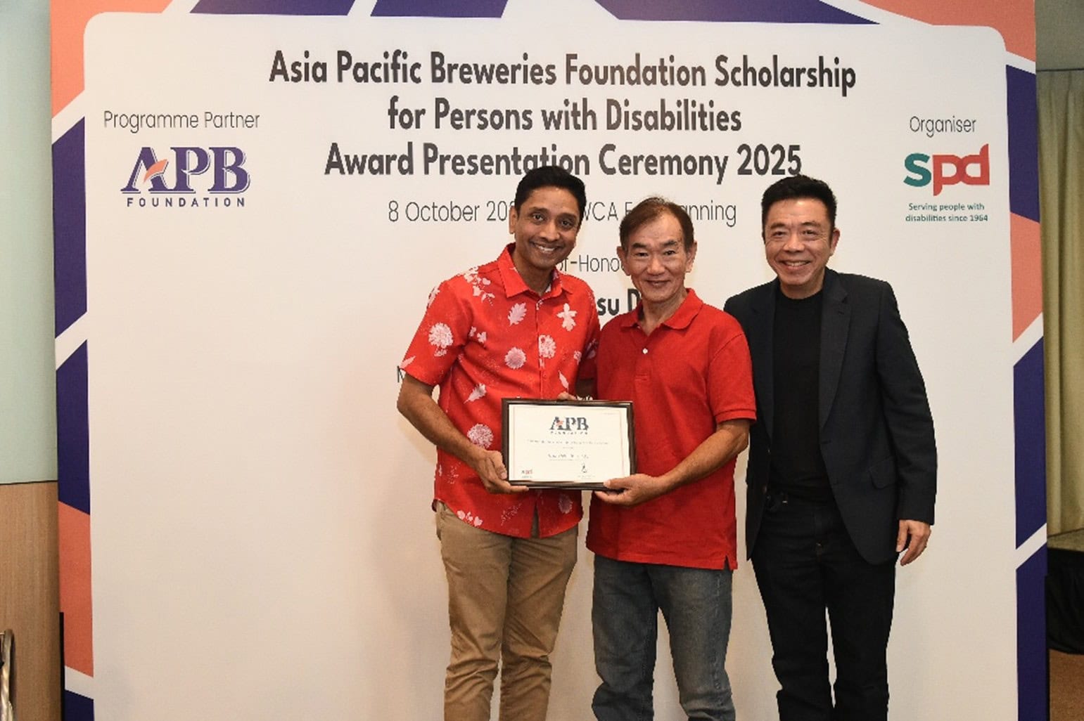 Turning Self-Doubt into Purpose, Youth with Vision Loss Hopes to Help Others Find Strength 3 Cindy’s father receiving the award on her behalf from Mr Dinesh Vasu Dash, Minister of State for Culture, Community and Youth & Ministry of Manpower, and Mr Kenneth Choo, Member, Board of Trustees, APB Foundation and Managing Director Asia Pacific, HEINEKEN Asia Pacific Pte Ltd