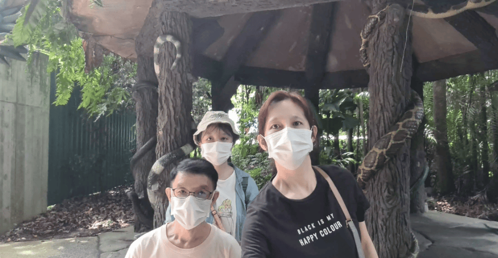 Travel Tips for Wheelchair Users 2 Mr Tan with his wife and daughter in a zoo setting