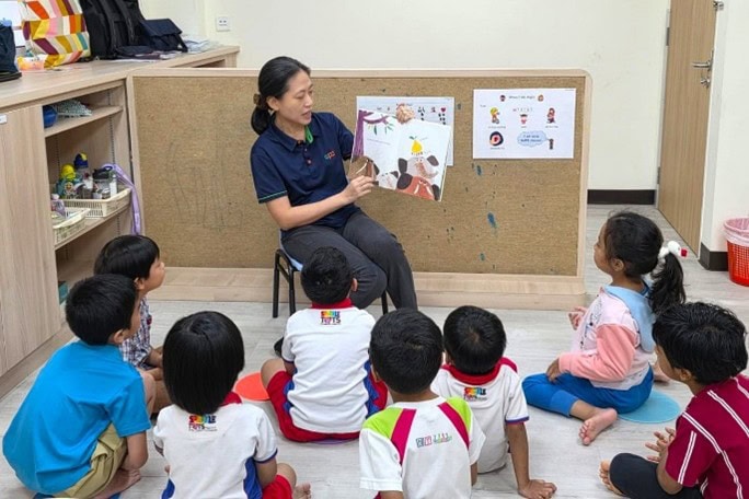 Building Attention Skills for Classroom Success 2 A teacher storytelling to a group of children seated on the floor.