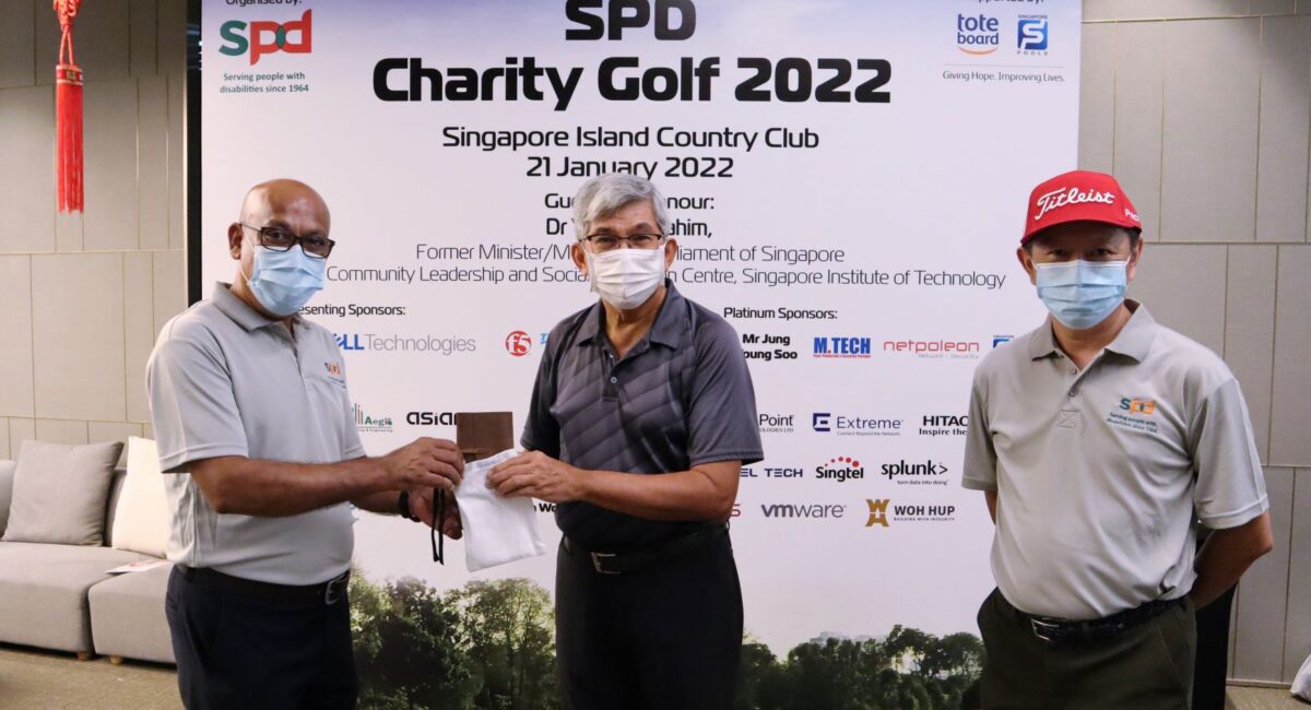 C E O S P D Mr Abhimanyau Pal presenting a token of appreciation to G O H Dr Yaacob Ibrahim. S P D board member Mr Yeo Teck Guan stands beside them.