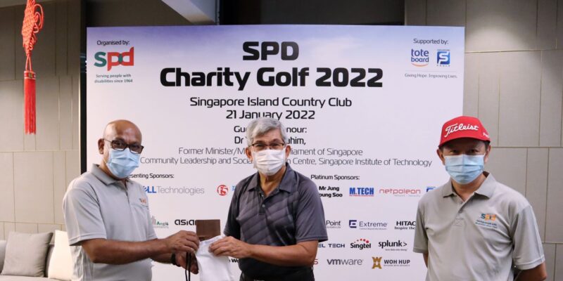C E O S P D Mr Abhimanyau Pal presenting a token of appreciation to G O H Dr Yaacob Ibrahim. S P D board member Mr Yeo Teck Guan stands beside them.