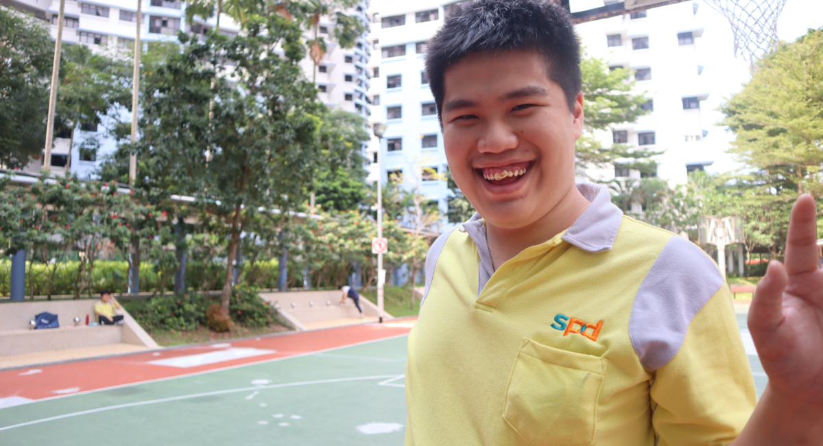 Hong Yun smiling and waving