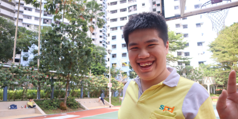 Hong Yun smiling and waving