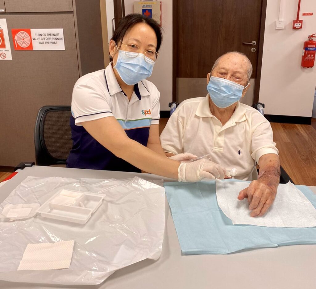 Ruimin assisting a elderly client