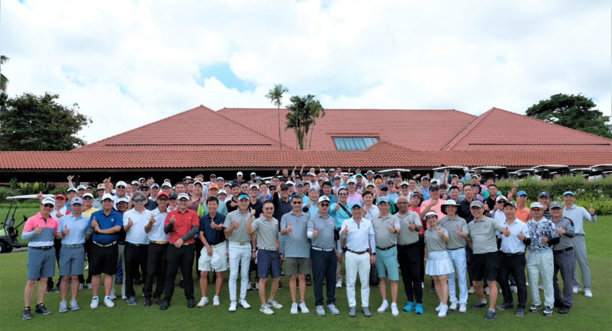 A group photo of golfers at the SPD Charity Golf 2023 held at the Seletar Country Club