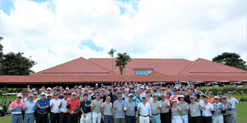 A group photo of golfers at the SPD Charity Golf 2023 held at the Seletar Country Club