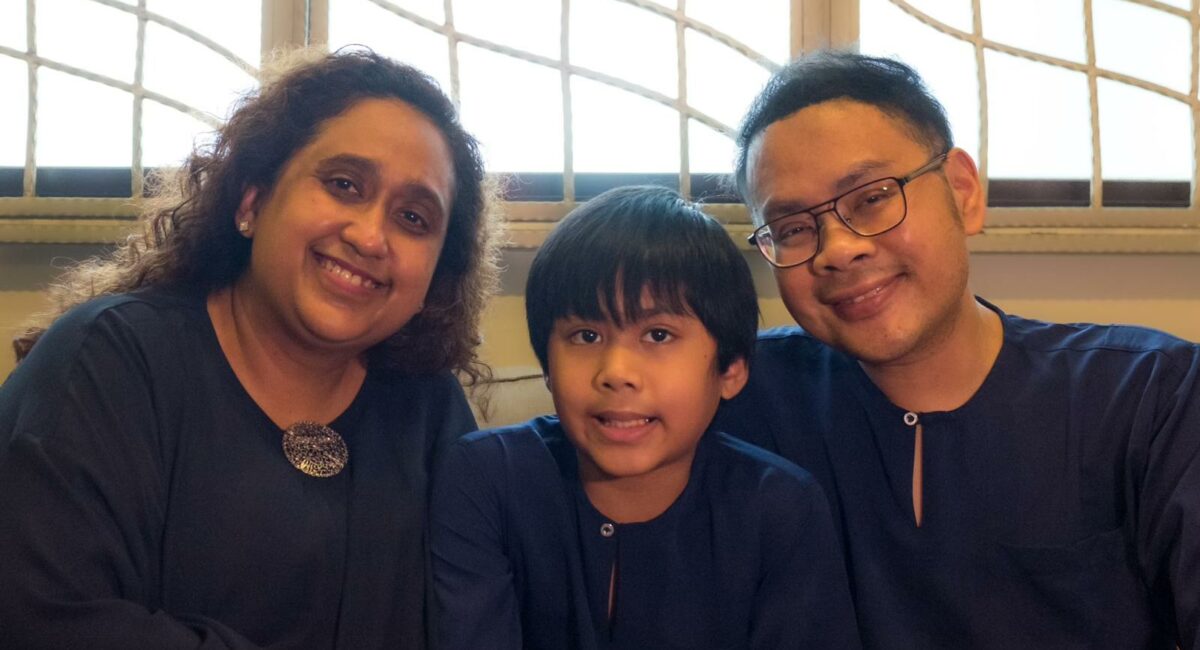 Mdm Farah and her husband, with Ilhan in the middle