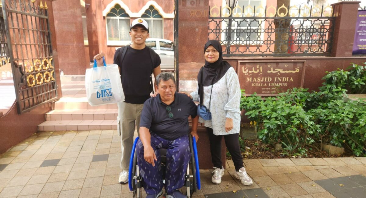 Mr Suhaimi seated in his wheelchair, flanked by his wife Mdm Rahmah Binte Yatin and their eldest son Sufian