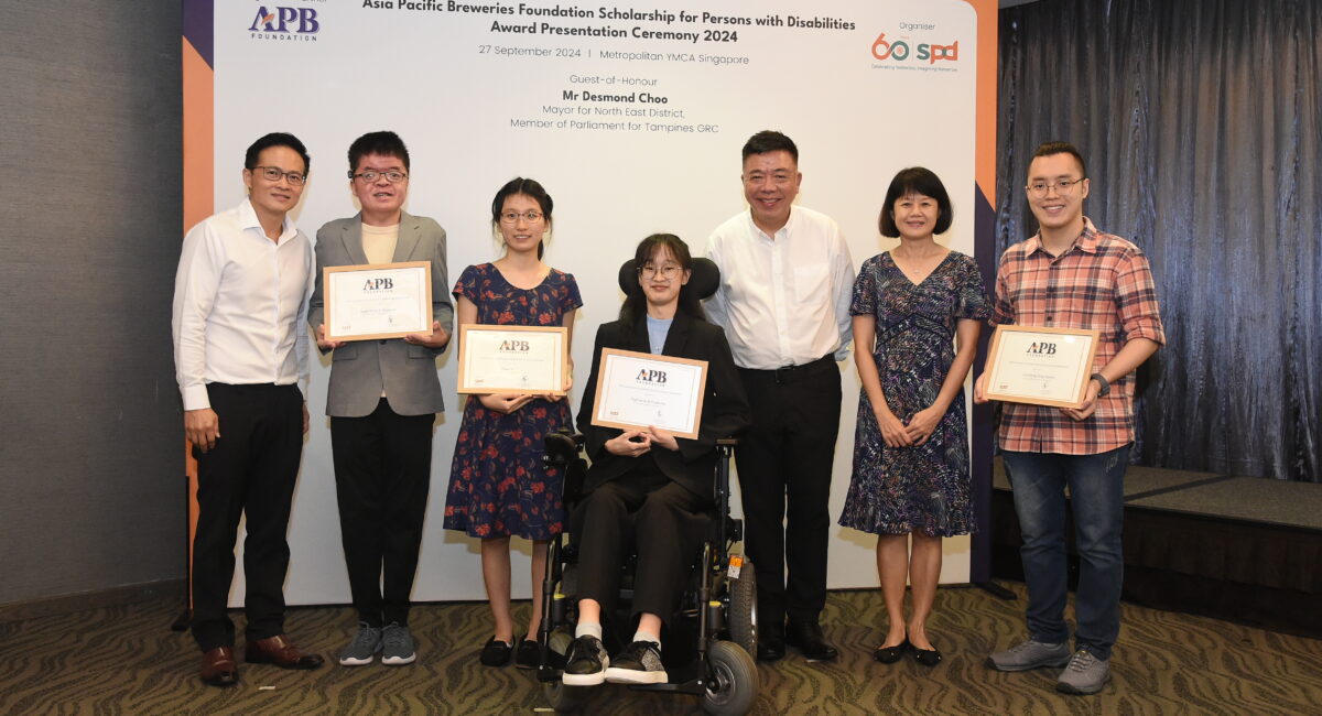Mayor Desmond Choo, Mr Kenneth Choo and Ms Ong Toon Hui with the 4 scholarship recipients.