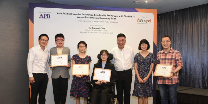 Mayor Desmond Choo, Mr Kenneth Choo and Ms Ong Toon Hui with the 4 scholarship recipients.