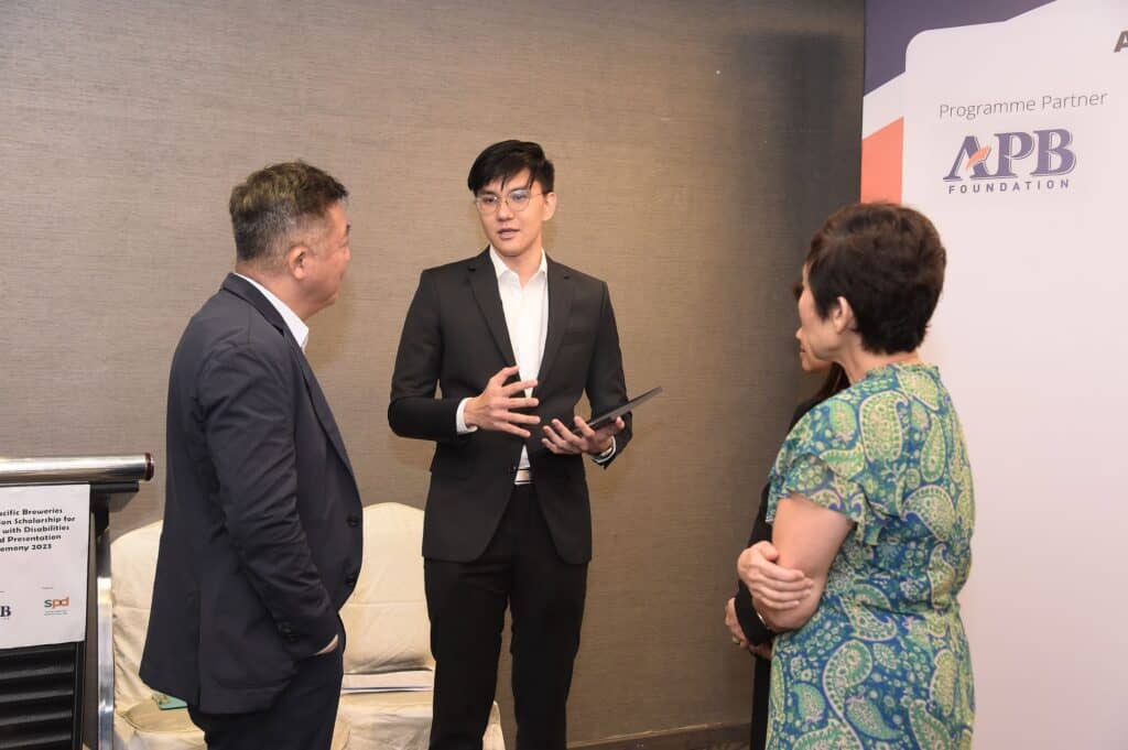 Bjorn in a discussion with Mr Kenneth Choo and representatives from S P D