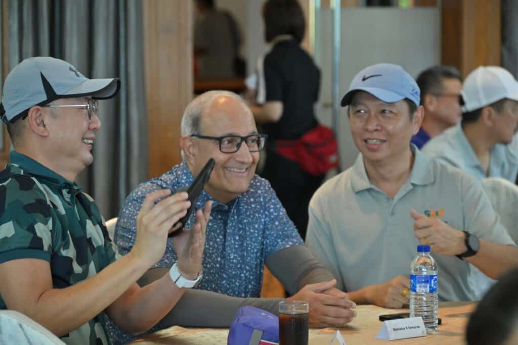 Minister S Iswaran with Mr Yeo Teck Guan and Mr Joe Ong