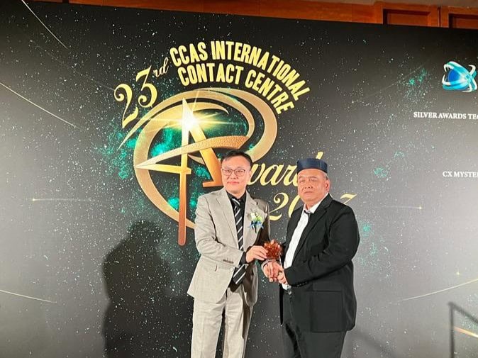 Mr Mohaimin receiving his award at the CCAS International Contact Centre Awards 2023