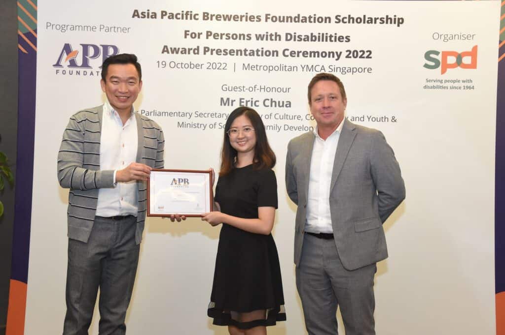 Nicolette receiving the scholarship from Guest of Honour Mr Eric Chua and Member, Board of Trustees, Asia Pacific Breweries Foundation and Managing Director, Asia Pacific Breweries (Singapore) Mr Andy Hewson, 