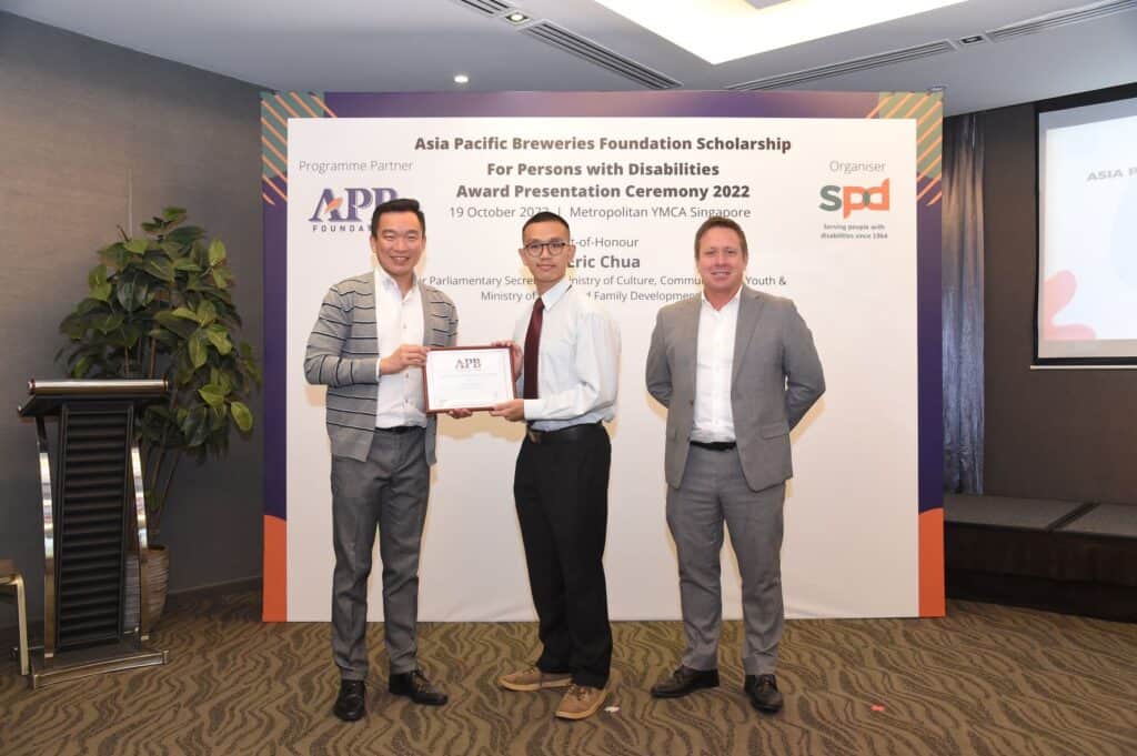 William receiving the scholarship from Guest of Honour Mr Eric Chua and Member, Board of Trustees, Asia Pacific Breweries Foundation and Managing Director, Asia Pacific Breweries (Singapore) Mr Andy Hewson, 