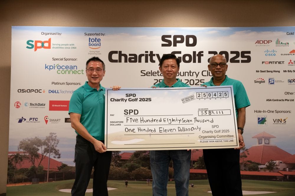 Cheque presentation by S P D Golf 2025 committee chairman Mr Tan Chang Huong and S P D R M P C Chairman Mr Yeo Teck Guan to S P D C E O Mr Abhimanyau Pal.