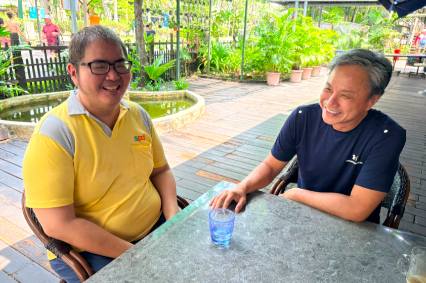 Where Purpose Found Me: Mr Benjamin Tan’s volunteering journey across generations 1 Benjamin having a chat with a D W W client