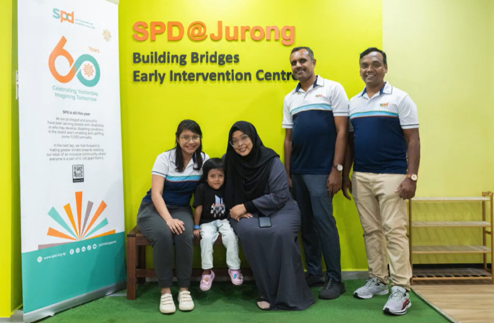 Small Steps, Meaningful Milestones : SPD early intervention educator receives ECDA recognition 2 Hafidah with her colleagues, a young child and her mother, at the S P D at Jurong East centre